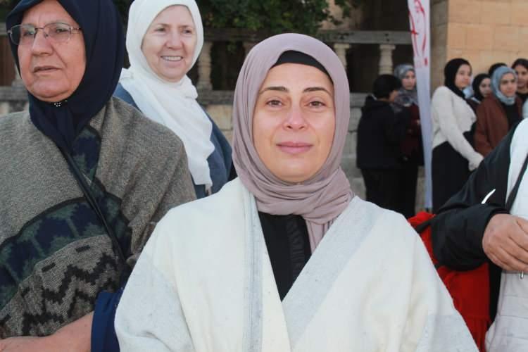 <p>Gaziantep'ten gelen Arzu Tan da <strong>"Buraya gelirken böylesine bir maneviyat ve duygu içinde olacağımı tahmin etmemiştim. Çünkü halen hislerimi ifade etmekte çok güçlük çekiyorum. Hocasına olan edebi, o ışığın nur olarak benliğine yansıyıp tekrardan benliğinden çekilmesi bizim kendi hayatımızı, ruhumuzu ifade ediyor. Allah'ın bize verdiği nuru verip tekrardan nuru aldıktan sonra bedenimiz bir ceset şekline dönüşüyor. Bunu algıladım. Kabe'de de zaten o beyaz kefenle dolaşımımızla ölüm ve yaşam arasındaki farkı buradaki doğa olayıyla da hissettim. Ne büyük bir alimmiş ki düşünemiyorum. Allah gençlerimize de bu alimliği, bu bilgeliği nasip etsin. Bu hayayı, bu edebi nasip etsin inşallah''</strong> dedi.</p>
