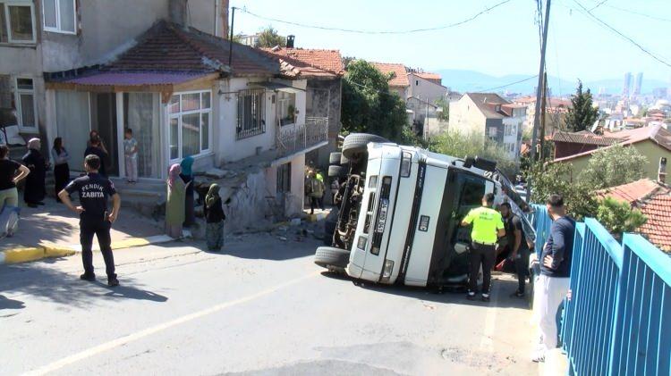 <p>Kaza nedeniyle kamyonun çarptığı gecekondunun balkonunda ve duvarlarında hasar meydana geldi. </p>
