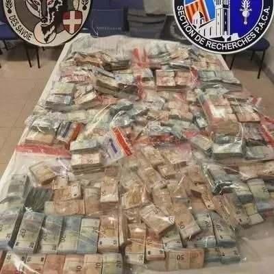 <div>Paris, Strazburg ve Chambery'deki Sosyalist Devrimcilerden (SR) ve GIGN'den yaklaşık yüz jandarmanın görevlendirildiği Fransa'da yürütülen soruşturmalar, Suriyelilere para transferlerini gerçekleştiren çok sayıda kişiden oluşan bir tahsilat ağını deşifre etti. Suç örgütünün Ekim 2024'ten Ağustos 2025'e kadar geçen on ayda 30 milyon avrodan fazla para taşıdığı belirlendi.</div>

<div> </div>
