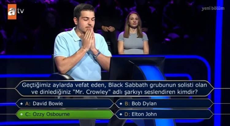 <p><strong>İlk soruları kolaylıkla yanıtlayan genç yarışmacı, 300 bin TL değerindeki 10. sorunun kilidini açmaya hak kazandı.</strong></p>
