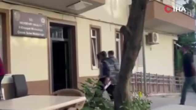 <p>Öte yandan yakalanarak gözaltına alınan şüpheli M.M.K. ise ekipler tarafından adli tabiplikteki işlemlerinin ardından emniyete götürüldü.</p>
