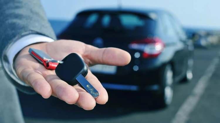 <p>Buna göre Avrupa Birliği ve Serbest Ticaret Anlaşması (STA) kapsamı dışındaki ülkelerden ithal edilen binek otomobillere ek gümrük vergileri getirildi.</p>
