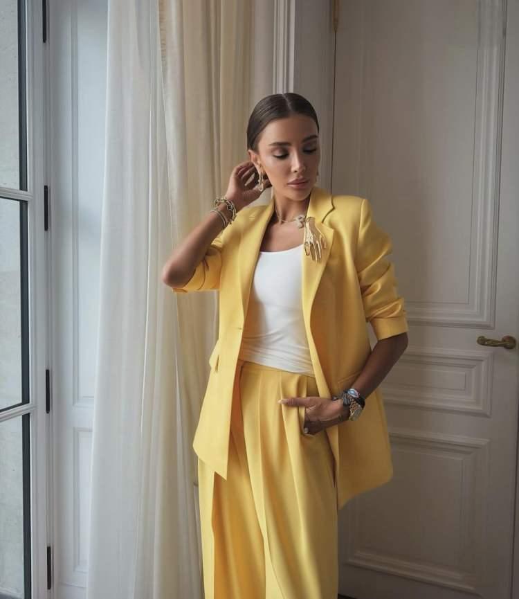 <p><span style="color:#A52A2A"><strong>Geçtiğimiz gün ünlü bir markanın davetine katılan Ulusoy'a gazeteciler tarafından </strong></span><span style="color:#000000"><strong>"Formuzunu nasıl koruyorsunuz?"</strong></span><span style="color:#A52A2A"><strong> sorusu yöneltildi.</strong></span></p>
