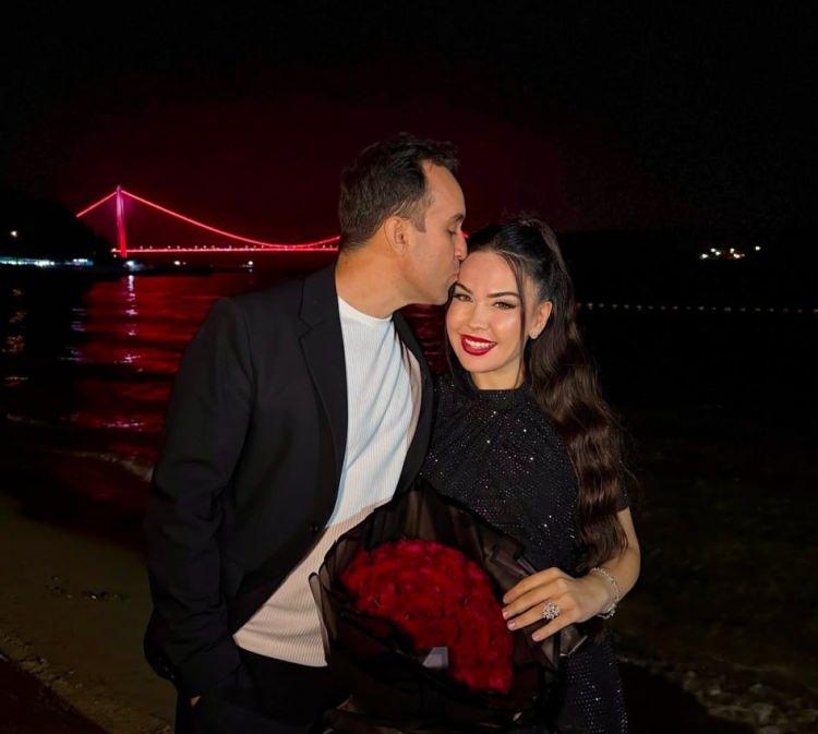 <p>Sanıkların yasal bahis ve kumar siteleri, kripto borsa şirketleri, ödeme aracı/e-para kuruluşları nezdinde ciddi şüphe uyandıran, çok yoğun iletişim kurulan ya da kaynak aktarımı mahiyetinde işlemleri ile kendi aralarında sahte belge düzenleme ve kullanma eylemlerine dair veriye de rastlanılmadığı ifade edildi.</p>
