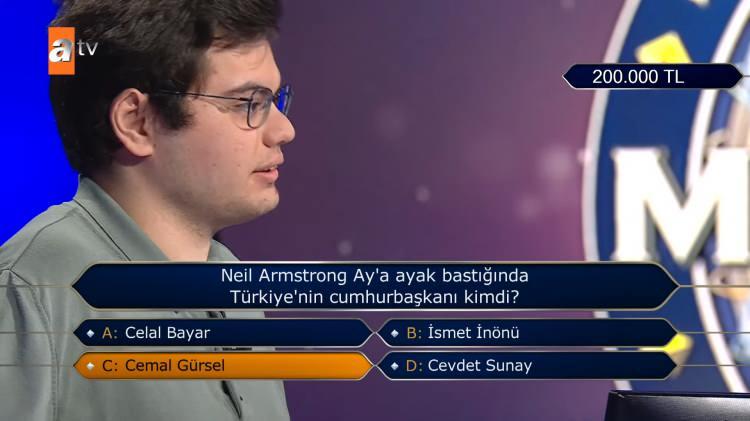 <p><strong>200 BİN TL'LİK SORUYU AÇTI</strong></p>

<p> </p>

<p><strong>Yarışmacının karşısına <span style="color:#800080"><em>"Neil Armstrong Ay'a ayak bastığında Türkiye'nin cumhurbaşkanı kimdi?" </em></span>sorusu çıktı. </strong></p>
