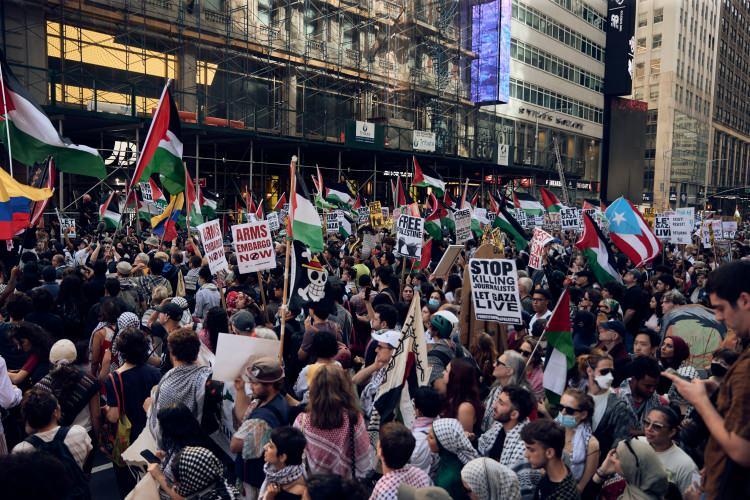 <p><span style="color:rgb(51, 51, 51)">ABD'nin New York şehrinde binlerce Filistin destekçisi, İsrail Başbakanı Binyamin Netanyahu'ya karşı protesto gösterisi düzenledi.</span></p>
