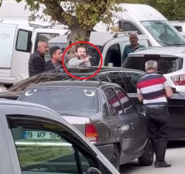 <p>Ankara’da iki sürücü arasında 'yol verme' sebebiyle çıkan tartışmada, birinin diğerini tabancayla tehdit etmesi, cep telefonu kamerası ile anbean kaydedildi.</p>

<p> </p>

