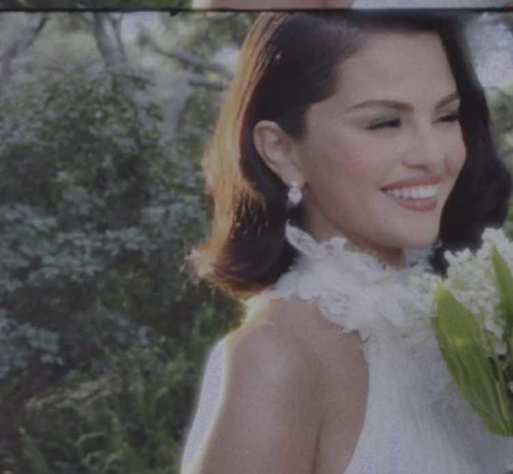 <p><span style="color:#A52A2A"><strong>Selena Gomez, düğün sonrası sosyal medya hesabından yaptığı paylaşıma fotoğraflar eşliğinde düğün tarihini yazarken Benny Blanco </strong></span><span style="color:#000000"><strong>"Gerçek hayattaki eşim"</strong></span><span style="color:#A52A2A"><strong> yorumunu yaptı.</strong></span></p>
