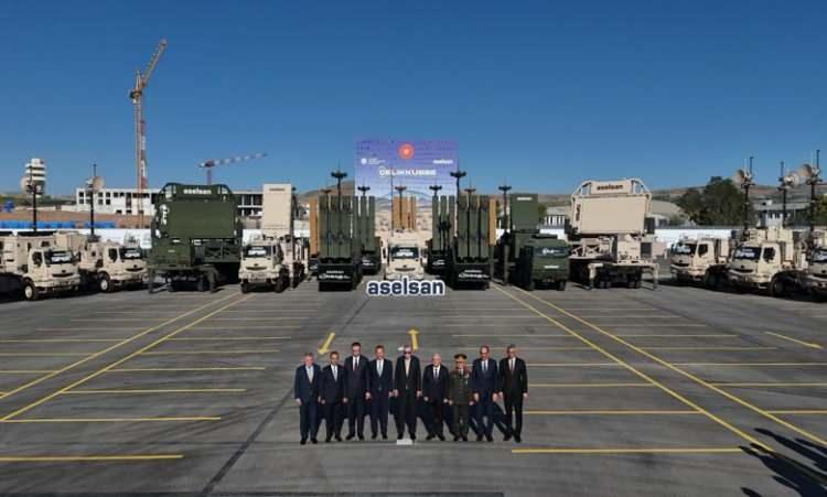 <p>Başkan Erdoğan'ın <strong>"Türkiye'nin göklerdeki güvenlik şemsiyesi"</strong> olarak tanımladığı sistem; radarlar, sensörler, komuta merkezleri, haberleşme ağları, elektronik harp teknolojileri ve yapay zeka destekli analiz mekanizmalarıyla ülkenin hava sahasını çok katmanlı şekilde koruyacak.</p>
<p> </p>