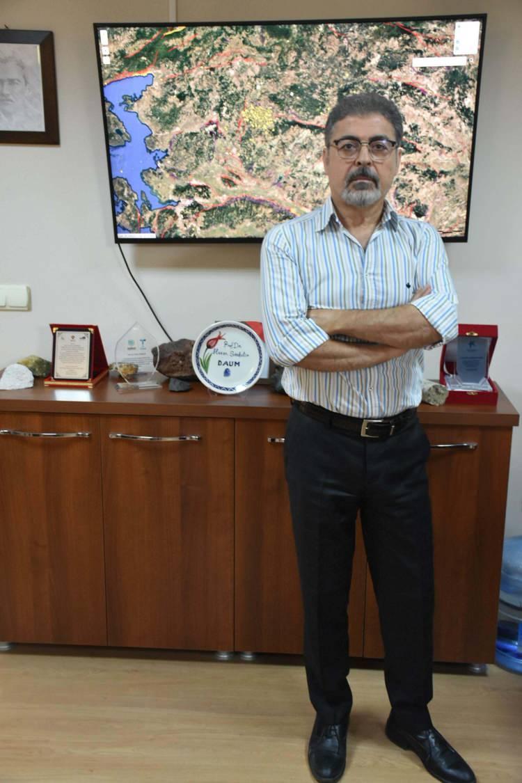 <p>İzmir Dokuz Eylül Üniversitesi (DEÜ) Deprem Araştırma ve Uygulama Merkezi (DAUM) Müdürü Prof. Dr. Hasan Sözbilir, depremle ilgili değerlendirmelerde bulundu. </p>

