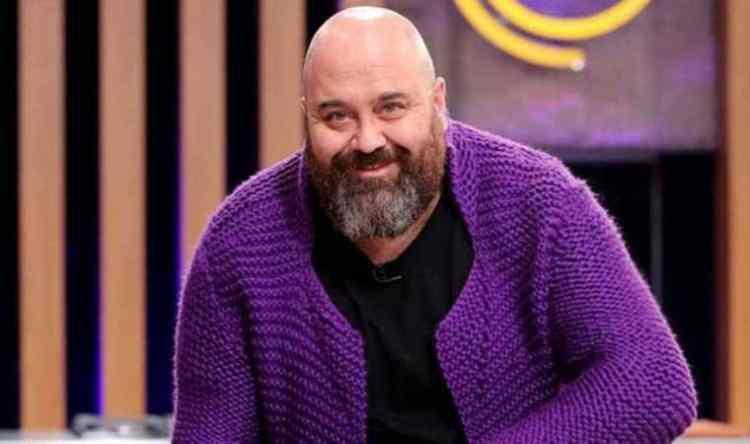 <p>Sosyal medyayı aktif kullanan isimlerden biri olan ünlü şef Somer Sivrioğlu özel hayatıyla da çok konuşuluyor. Hayranları tarafından sıkı takipte olan ünlü şef bu defa gözlerden uzak büyüttüğü oğlu ile gündem oldu. </p>
