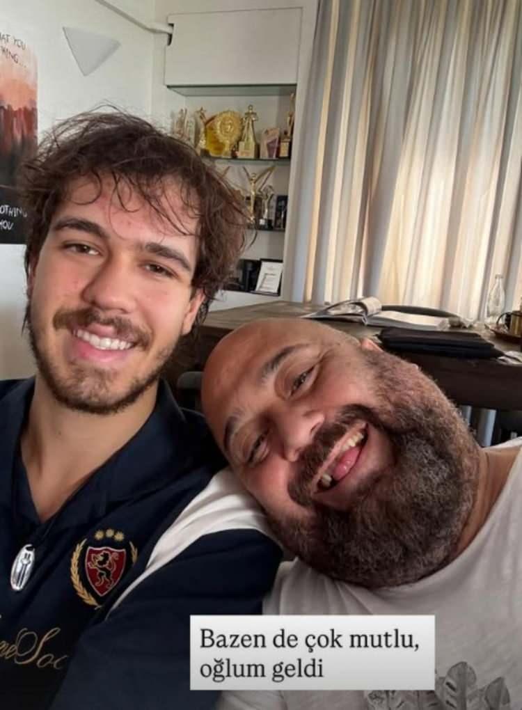 <p>BABASINA BENZETİLDİ</p>

<p>Somer Sivrioğlu'nun baba oğul karesi kısa sürede beğeni ve yorum yağmuruna tutuldu.</p>
