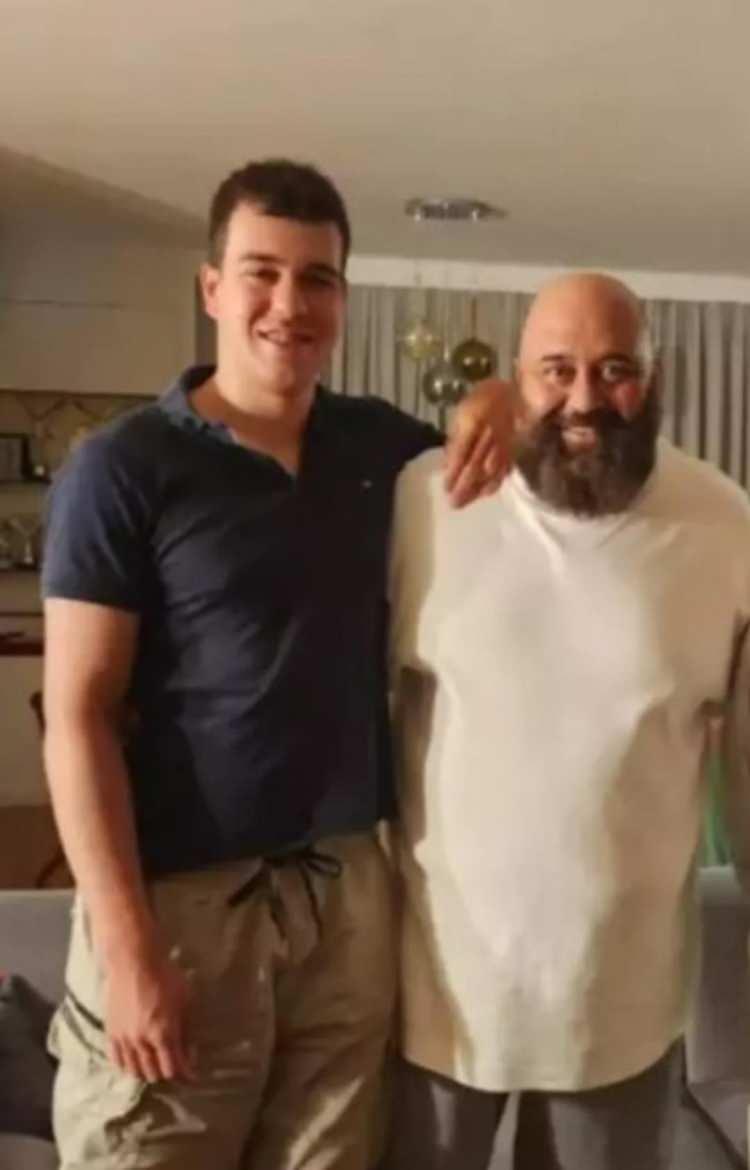 <p>Sivrioğlu oğlunu paylaşımına, "Bazen de çok mutlu, oğlum geldi" notunu düştü. İşte o paylaşım...</p>
