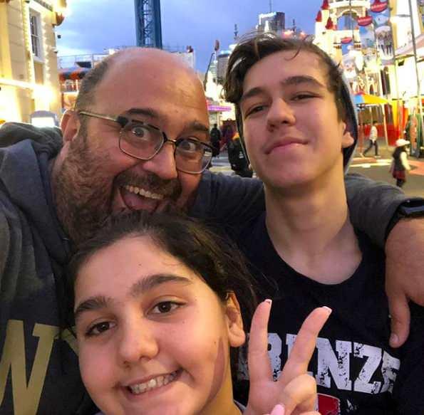 <p>Deniz ve Derin isminde bir kızı bir de oğlu olan ünlü şefin çocukları Sidney'de yaşıyor.</p>
