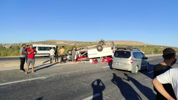 <p>Adıyaman’da tütün toplamaktan dönen işçilerinin taşındığı İsmail Altundağ yönetimindeki 64 ADH 681 plakalı minibüsün arka sol lastiği patladı. </p>
