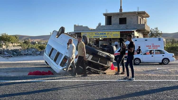 <p>İhbarla bölgeye gelen ekipler tarafından minibüsteki vatandaşlar çıkarıldı.</p>
