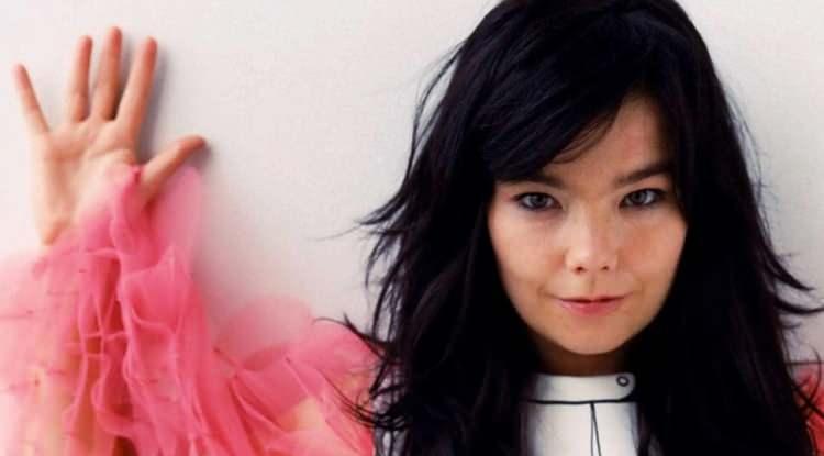 <p><span style="color:#B22222"><em><strong>İsrail'in Gazze’ye yönelik saldırılarının yol açtığı insani krizin derinleşmesi tüm dünyada öfke uyandırmaya devam ederken birçok ünlü sanatçıdan da tepki yağıyor. Binlerce sanatçı, Gazze'deki acıları protesto etmek amacıyla kültürel boykot başlatırken dünyaca ünlü İzlandalı sanatçı Björk de bu harekete katıldı.</strong></em></span></p>
