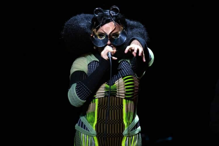 <p><strong>Arap ve İsrail yönetimlerinin kontrol ettiği bölgelerin değişimini haritalarla göstererek paylaşım yapan Björk, "Siz buna paylaşmak mı diyorsunuz?" şeklinde paylaşımda bulunmuştu.</strong></p>
