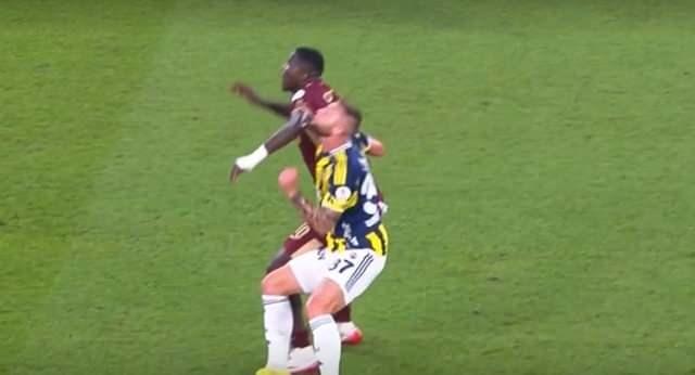 <p><strong>ONUACHU'NUN İPTAL EDİLEN GOLÜ</strong><br />
<br />
Fenerbahçe - Trabzonspor maçında Onuachu'nun attığı golün iptali...<br />
<br />
<strong>TFF VAR Direktörü Joao Capela</strong>: "Burada kolun yüze gelmesi gibi bir durum var. Açık ve net bir kanıt var. Dikkatsiz bir müdahale var. Faulü yapan oyuncuyla, golü atan oyuncu aynı. Bu bizim için önemli burada. Burada yüze gelen teması görüyorsunuz. Tabii ki niyeti okuyamayız. Futbol niyeti oyunu değildir, gerçekler oyunudur. Ya fauldür ya değildir. Burada açık ve net bir kanıt var. Savunma oyuncusu burada topa dokundu diye de atak fazı bitmiş olmuyor. Dolayısıyla VAR'ın müdahalesi doğrudur. Yüze vuruyorsan bu fauldür. Hakem olarak biz hiçbir zaman oyuncunun boyuyla alakalı ele alınmaz. Kısa veya uzun olabilir, anlıyoruz. Pozisyonda Skriniar'ın kolları aşağıda, Onuachu'nun kolları ise Skriniar'ın yüzüne geliyor. VAR bu pozisyona müdahale etmese, 'Faul vardı neden müdahale etmedin' derdik."</p>

