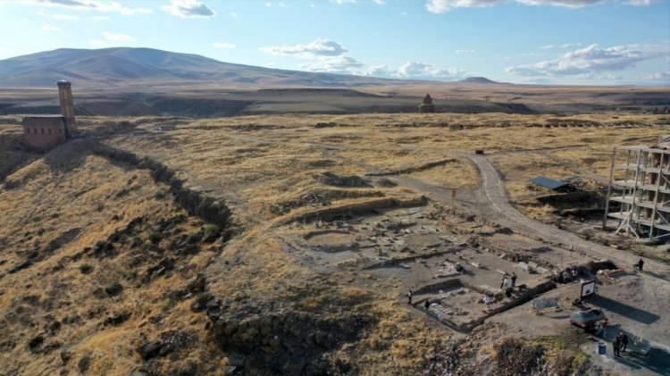 <p><span style="color:#000000"><strong>Tarih boyunca Bagratlı Hanedanlığı, Bizans, Büyük Selçuklu, Gürcü Krallığı, Moğollar, İlhanlılar, Karakoyunlular, Akkoyunlular ve Osmanlı Devleti'nin hüküm sürdüğü ve köklü tarihinin yanı sıra kültürel bir zenginliği de içerisinde barındıran Kars'taki Ani Ören Yeri, özellikle 11 ve 12. yüzyıllara ait Türk-İslam mimarisi eserlerine ev sahipliği yapıyor.</strong></span></p>
