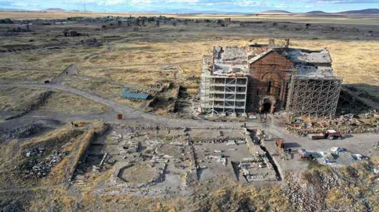 <p><span style="color:#000000"><strong>Söz konusu bölgenin 5 farklı noktasında Kültür ve Turizm Bakanlığı ile Kafkas Üniversitesi işbirliğinde kazı çalışmaları hız kesmeden devam ediyor.</strong></span></p>
