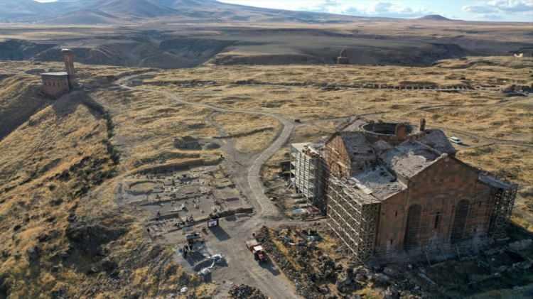 <p><span style="color:#000000"><strong>Araştırmacılar, Sultan Alparslan tarafından Anadolu'da ilk cuma namazının kılındığı Fethiye Camisi (Ani Katedrali) önünde yaptıkları çalışmalarda Selçuklu dönemine ait kümbet kalıntısı buldu.</strong></span></p>
