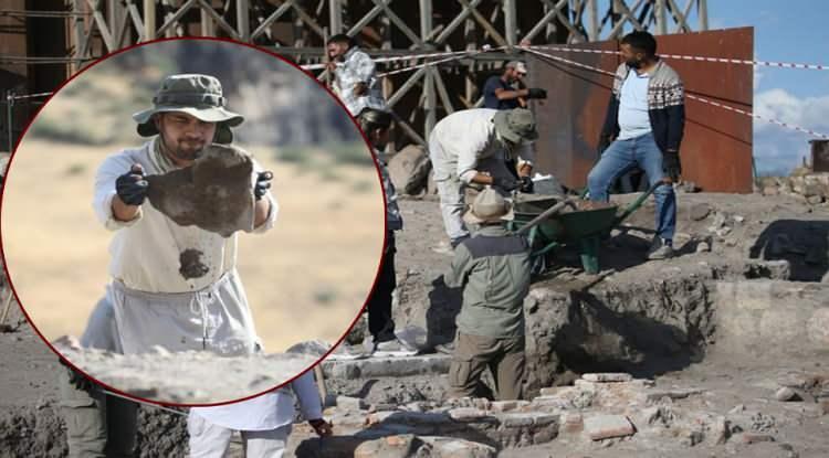 <p><span style="color:#B22222"><em><strong>Yüzyıllardır pek çok medeniyete ev sahipliği yapan ve UNESCO Dünya Mirası Listesi'nde yer alan Ani Ören Yeri'nde 5 farklı noktada kazı çalışmaları devam ediyor. Sultan Alparslan tarafından Anadolu'da ilk cuma namazının kılındığı Fethiye Camisi (Ani Katedrali) önünde yapılan kazı çalışmalarında önemli kalıntılar bulundu.</strong></em></span></p>
