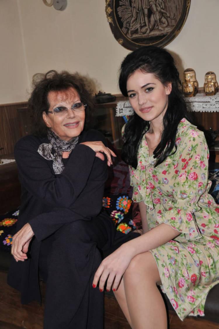 <p><span style="color:#000000"><strong>FAHRİYE EVCEN'İN GÜZELLİĞİNİ ÖVDÜ</strong></span></p>

<p><span style="color:#A52A2A"><strong>Cardinale, filmin çekimleri sırasında kendisinin gençliğini oynayan Fahriye Evcen için </strong></span><span style="color:#000000"><strong><em>“Benim gençliğime gerçekten de benziyor. Bu genç oyuncunun güzelliği su götürmez bir gerçek.” </em></strong></span><span style="color:#A52A2A"><strong>demişti.</strong></span></p>
