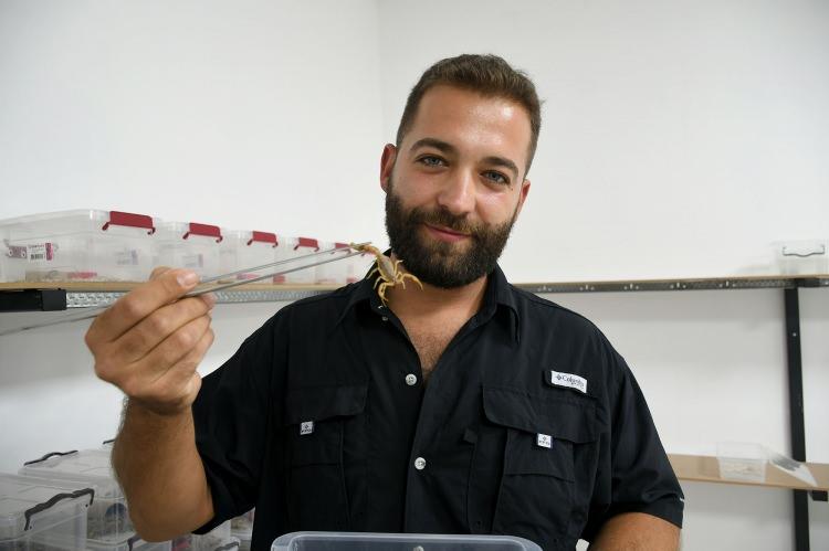 <p><span style="color:#A52A2A"><strong>AKREP ZEHRİ ÜRETİM TESİSİ KURDU</strong></span></p>

<p>Akrep zehrinin, kanser başta olmak üzere birçok hastalığın tedavisinde kullanılan ilaçların en değerli etken maddelerinden biri olduğunu öğrenen Ören, kurduğu akrep zehri üretim tesisinin de ilk yavrularını almaya başladı.</p>
