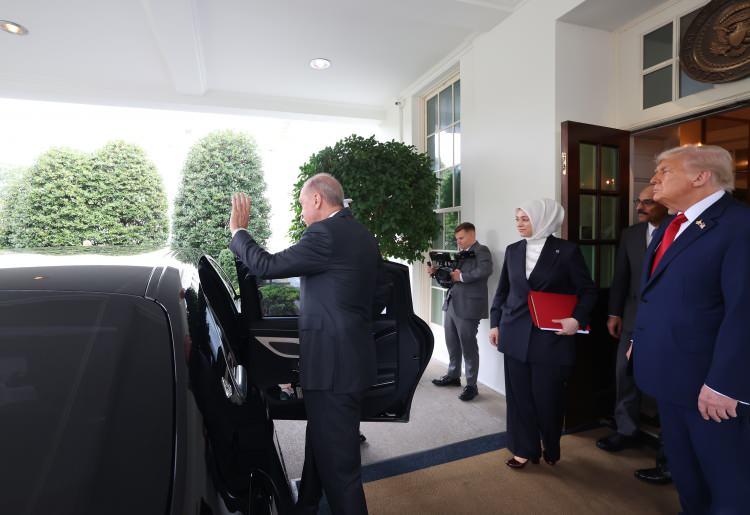 <p><span style="color:rgb(38, 38, 38)">Görüşmenin ardından </span><a href="https://www.hurriyet.com.tr/haberleri/trump" target="_blank">Trump</a><span style="color:rgb(38, 38, 38)">, Cumhurbaşkanı </span><a href="https://www.hurriyet.com.tr/haberleri/erdogan" target="_blank">Erdoğan</a><span style="color:rgb(38, 38, 38)">’ı makam aracına kadar uğurladı. </span></p>
