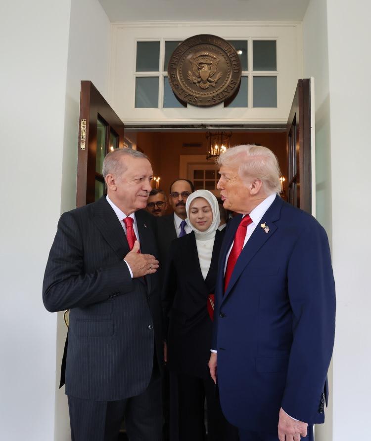<p><span style="color:rgb(38, 38, 38)">Trump’ın ayrıca uğurlama sırasında Dışişleri Bakanı Hakan Fidan, MİT Başkanı İbrahim Kalın, Enerji ve Tabii Kaynaklar Bakanı Alparslan Bayraktar ve diğer yetkililer ile ayaküstü sohbet ettiği görüldü.</span></p>
