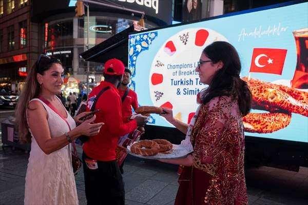 <p>Türk simidi ve Türk çayı, "Anadoludakiler" projesinin tanıtımı çerçevesinde, Times Meydanı'nda New Yorklulara ikram edildi.</p>

<p> </p>
