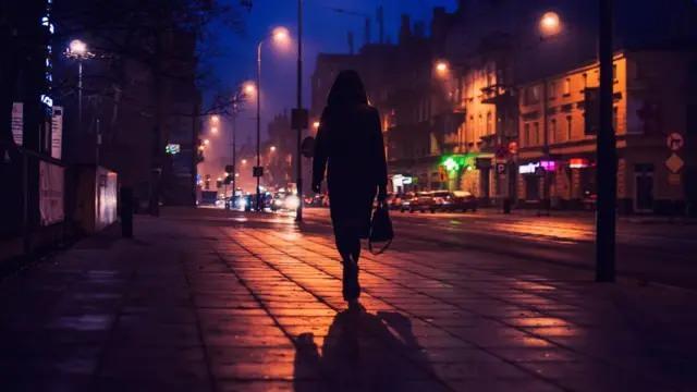 <p>Global araştırma şirketi Gallup, Küresel Güvenlik Raporu 2025’i yayımladı. Rapora göre, Türkiye’de yaşayanların yüzde 52’si gece sokakta tek başına yürürken kendini güvende hissediyor. </p>
