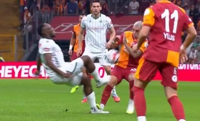 <p><strong>TORREIRA'NIN GÖRDÜĞÜ SARI KART</strong><br />
<br />
Galatasaray - Alanyaspor maçında Lucas Torreira'nın gördüğü sarı kart<br />
<br />
<strong>TFF VAR Direktörü Joao Capela:</strong> "Muleka'nın sol ayağı yerde, Torreira ise tabanıyla beraber bileğe bastı. Bu geleneksel olarak ayağa basma. Bu sarı kart ve serbest vuruş. Hakem Yasin Kol doğru karar verdi."</p>
