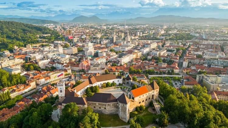 <p><span style="color:#B22222"><strong>Slovakya</strong></span>:</p>

<p> </p>

<p>3 başkanı var</p>

<p> </p>
