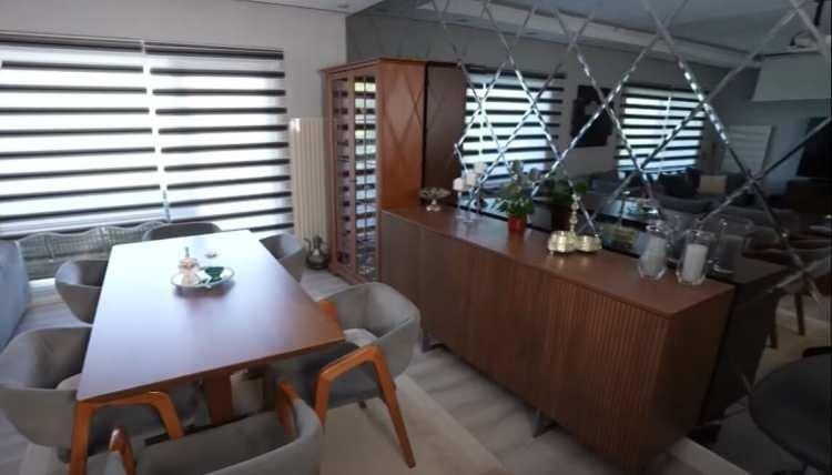 <p>Salonun arka kısmında ise yemek masası, konsol ve vitrinle oluşturulmuş şık bir yemek alanı bulunuyor. Manzaraya açılan balkon ise evin en göz alıcı köşelerinden biri…</p>

<p> </p>
