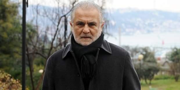 <p>Tiyatro ve televizyon dünyasının unutulmaz isimlerinden Kenan Işık, ölümünden sonra da sanatla anılmaya devam ediyor. Malatya Turgut Özal Üniversitesi, usta sanatçının anısını yaşatmak amacıyla Sanat, Tasarım ve Mimarlık Fakültesi bünyesindeki bir amfiye "Kenan Işık Amfisi" adını verdi.</p>
