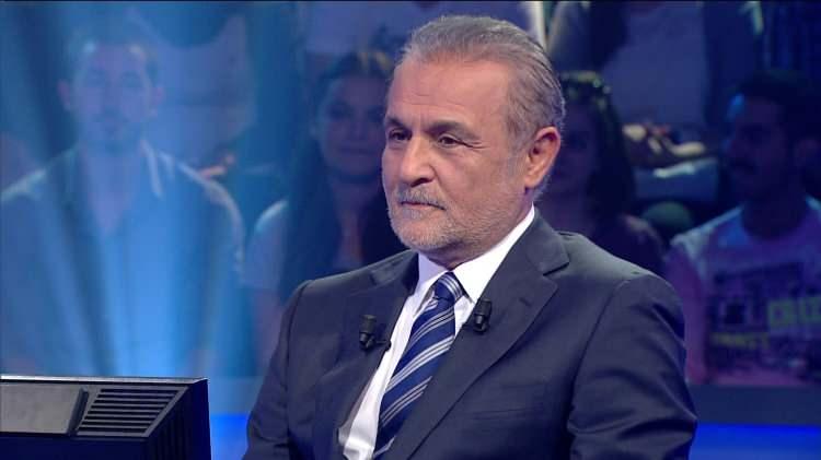 <p>2014 yılında geçirdiği beyin kanamasının ardından uzun süre komada kalan ve 2024 yılında hayatını kaybeden Kenan Işık, hem sahne performanslarıyla hem de sunuculuğunu üstlendiği “Kim Milyoner Olmak İster?” yarışmasıyla geniş kitlelerin gönlünde taht kurmuştu.</p>