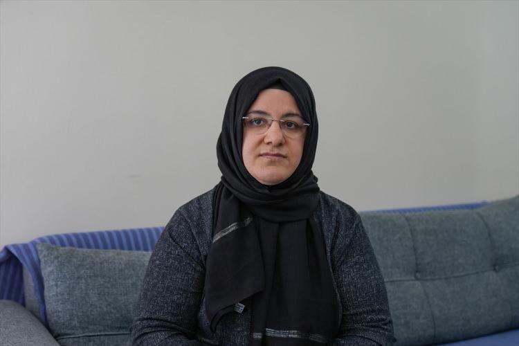 <p>Anne Lök, yanına gelen kızı Ebrar'ın<strong> "Anneciğim ben dışarıya çıkacağım. Asansör yukarıya nasıl iniyor çıkıyor, merak ediyorum, bakabilir miyim?"</strong> dediğini aktararak, <strong>(Çıkma) dedim. 'Anneciğim, bakıp geleceğim' dedi. Çocuk beş dakika aşağıya indi. 'Pat' diye bir ses duydum. Ses duyunca önce 'çocuğa bir şey oldu' dediler. Kimin çocuğu diye balkondan bakmak istedim ama Ebrar aklıma gelmedi. Nasıl oluyorsa asansörün halatı kopmuş. Koltuk çocuğa çarpmış."</strong> diye konuştu.</p>
