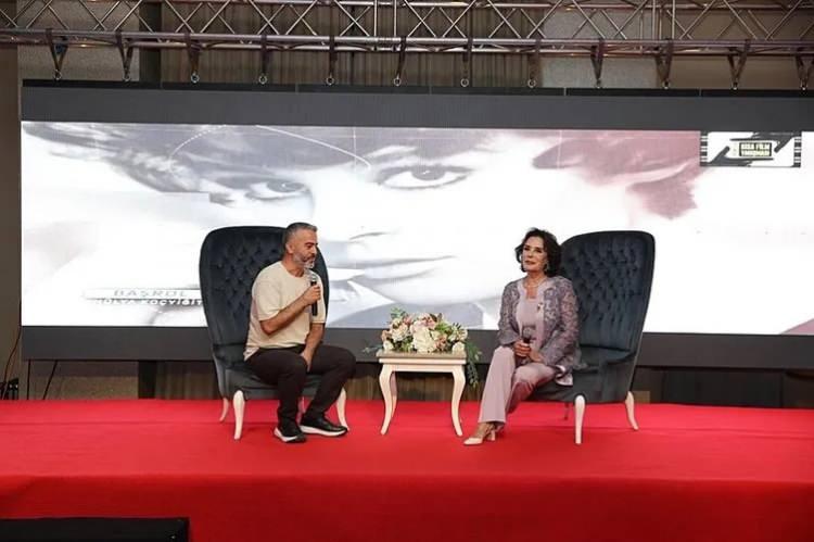 <p><span style="color:#000000"><strong>"MUHTEŞEM BİR AİLEYİZ"</strong></span></p>

<p> </p>

<p><strong><span style="color:#A52A2A"> Törende konuşan Darıca Belediye Başkanı Muzaffer Bıyık, kurumlar arası işbirliğinin önemine dikkat çekerek şunları söyledi:</span> </strong></p>

<p><strong>"Yeni dönem kaymakamımız Yaşar Bey'e de bu projeyi sahiplenmesi, bu konuya, konunun üzerine daha daha üzerine düşüp, daha da güçlenerek yolumuza devam etme noktasında birlikte hareket ettiğimiz için çok teşekkür ediyorum. Allah razı olsun. Bakanlığımız, hayırseverlerimiz, iş adamlarımız, belediyemiz, kaymakamımız, aslında baktığımız zaman koskocaman, muhteşem bir aileyiz. Birlikte olunca, güçlerimizi de birleştirince Darıca'mız adına, sanatın adına, sinemanın adına güzel işler ortaya çıkıyor. Biz inanıyoruz ki bunun daha daha kar topu misali büyüyerek devam edeceğine, hele hele bizim Birol Güven gibi bir mihmandarımız olduğu sürece Allah'ın izniyle sırtımız da yere gelmez. Bunu da biliyoruz. Ben katılan tüm yarışmacılara tekrardan başarılar diliyorum"</strong></p>
