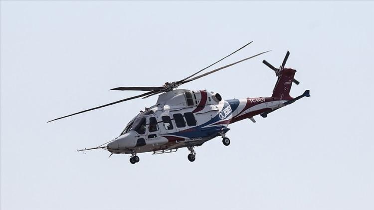 <p> </p>

<p>Helikopter ambulanslarda iki pilot, bir hekim ve bir sağlık personeli olmak üzere 4 personelin görev aldığını belirten Çınar, helikopter ambulans personelinin de kara ve deniz ambulanslarında olduğu gibi hizmet içi eğitimlerden geçtiğini vurguladı.</p>

<p> </p>
