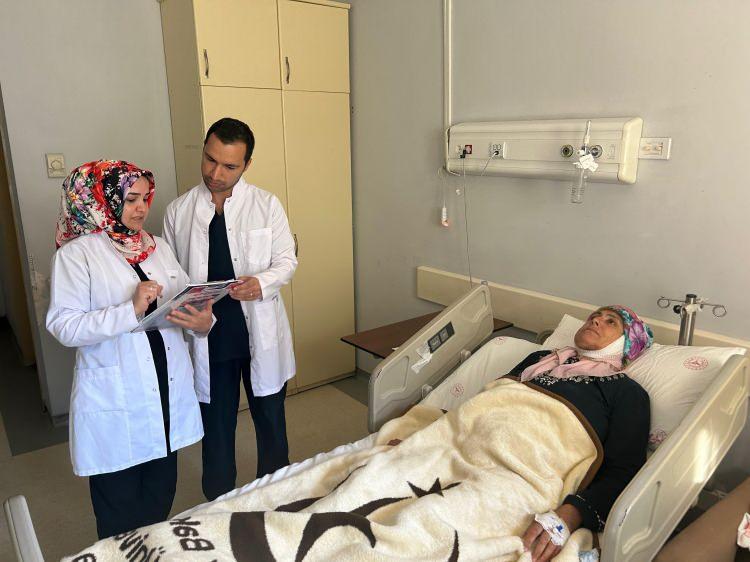 <p>TÜKÜRÜK BEZİ KİTLESİ ÇIKARTILDI</p>

<p> </p>

<p>Konuya ilişkin konuşan KBB Hastalıkları Uzmanı Op. Dr. Ömer Tarık Kavak, hastanın ilk olarak tükürük bezindeki kitle şikayeti nedeniyle kendilerine başvurduğunu belirtti. Yapılan değerlendirmelerde yüz felci (paresi) ve bazı sinirlerin istemsiz çalışması durumunun tespit edildiğini ifade eden Op. Dr. Kavak, "Bu durumu hastamızla paylaştık. Her iki patolojinin cerrahi yöntemle düzeltilebileceğini anlattık ve hastamız bize güvenerek operasyonunu kabul etti. Operasyon planlamasını gerçekleştirdik. Operasyonda öncelikle tükürük bezi kitlesini çıkardık. Ardından, istemsiz kas hareketlerine sebep olan ‘sinkinetik' sinirleri iptal ettik ve kısmi yüz felcini düzeltmek amacıyla sinir transferleri uyguladık. Operasyonun ardından hastamızın genel durumunun iyi olması bizleri memnun etti. Yakın zamanda taburcu etmeyi planlıyoruz" dedi.</p>

<p> </p>

