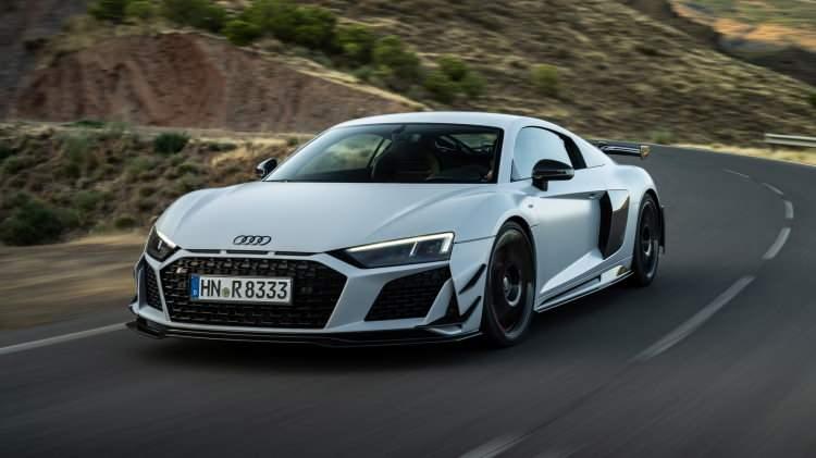 <p><span style="color:#B22222"><strong>Audi R8</strong></span></p>

<p> </p>

<p>Lamborghini Huracan ile aynı platformu paylaşan R8, quattro dört tekerlekten çekiş sistemi ve orta motorlu konfigürasyonuyla yol tutuşu ve viraj performansı konusunda çok güven vericidir. Hem günlük kullanıma hem de pist günlerine uygundur.</p>
