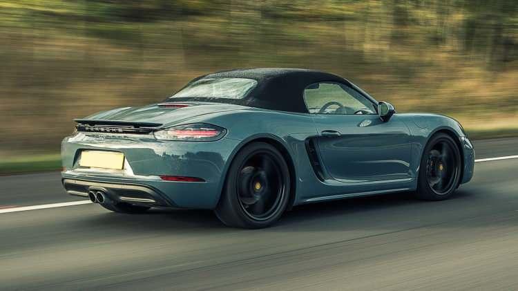 <p><span style="color:#B22222"><strong>Porsche 718 Cayman/Boxster</strong></span></p>

<p> </p>

<p>Orta motorlu konfigürasyonları sayesinde kusursuz bir ağırlık dağılımına sahip olan 718 serisi, spor otomobil dünyasında direksiyon hissi ve yol tutuşu konusunda standartları belirler.</p>
