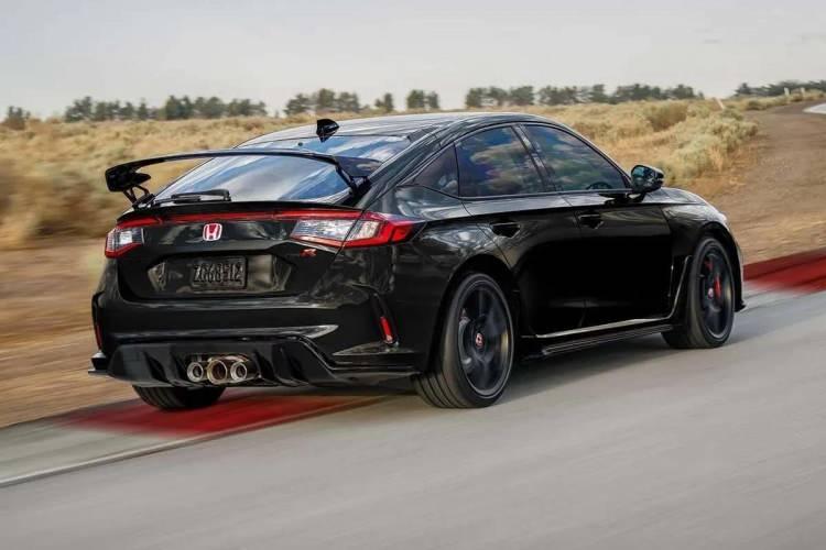 <p><span style="color:#B22222"><strong>Honda Civic Type R</strong></span></p>

<p> </p>

<p>Önden çekişli bir otomobil olmasına rağmen, Honda'nın mühendislik dehasıyla tasarlanan bu hot hatch, neredeyse hiç tork yönlendirme sorunu olmadan inanılmaz bir viraj kabiliyeti sağlar.</p>
