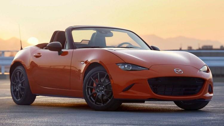 <p><span style="color:#B22222"><strong>Mazda MX-5 Miata</strong></span></p>

<p> </p>

<p>Japon şaheseri MX-5, hafifliği, dengeli şasi yapısı ve sürücü odaklı tasarımıyla her jenerasyonunda efsanevi bir yol tutuşu sunar.</p>
