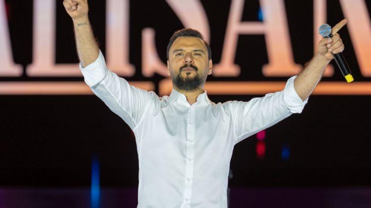 <p><strong> Maalesef dünya suskun. Bizim elimizden gelen de bunu duyurmak. Hepimizin duaları oradaki kardeşlerimizle."</strong></p>
