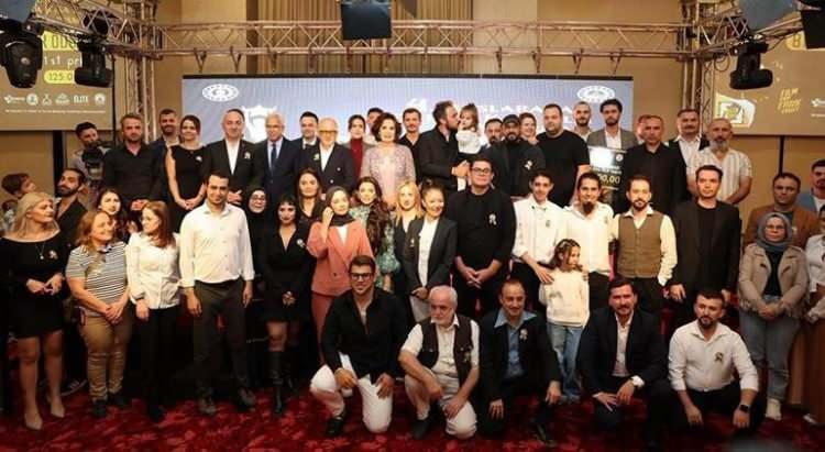 <p><span style="color:#A52A2A"><strong>Kültür ve Turizm Bakanlığı Sinema Genel Müdürlüğünün desteği, Aile ve Sosyal Hizmetler Bakanlığı ortaklığı ve Darıca Belediyesi işbirliğiyle Darıca Kaymakamlığı tarafından düzenlenen 4. Uluslararası Darıca Kısa Film Yarışması, sinema dünyasının önemli isimlerini ve genç yetenekleri bir araya getirdi.</strong></span></p>
