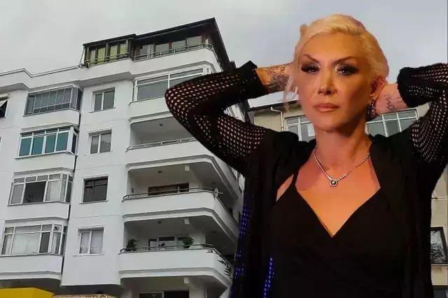 <p>Yalova'nın Çınarcık ilçesi Harmanlar Mahallesi Vali Akı Caddesi'nde bulunan evinde kızı ve kızının arkadaşıyla vakit geçiren Türk halk müziği sanatçısı Güllü (Gül Tut), dün gece saatlerinde henüz bilinmeyen bir nedenle kapalı terastaki pencereden düştü. 6. kattan düşen sanatçı, olay yerinde hayatını kaybetti.</p>
