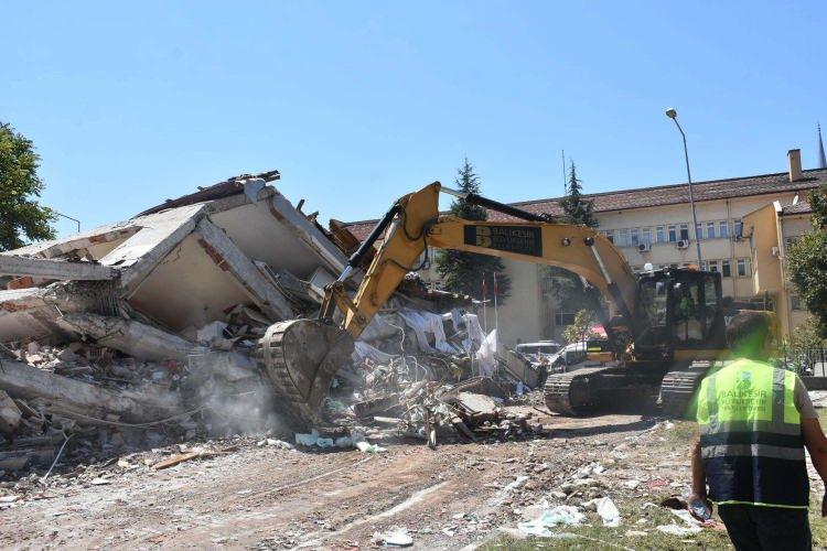 <p><strong>Dolayısıyla yakın zamanı düşündüğümüzde, 10 Ağustos'ta, 6.1 büyüklüğündeki Balıkesir Sındırgı depremi yaşandı. Buradaki artçılar halen devam ediyor. Artçıların sayısı 12 bini bulmuş durumda. Son olarak önceki gün gerçekleşen Simav depremi var. </strong></p>
